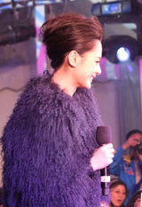 组图：阿娇杭州走穴现粗壮大腿 献唱表情显生涩