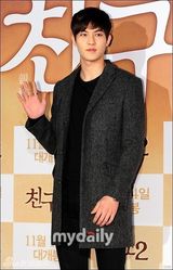 组图：众星助阵《朋友2》 李钟硕宽松毛衫随性