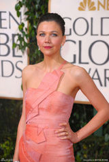 高清组图：玛吉-杰伦哈尔亮相粉色礼服化身美人鱼