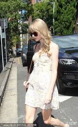 组图：泰勒-斯威夫特海边戏水 神秘男子全程陪伴