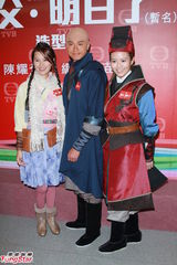 组图：黄浩然为拍戏剃头 黄翠如强调无后台