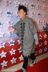 幻灯图：陈奕迅怪异打扮走红毯 发型惹眼举止豪放