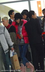 幻灯图集：李小璐素颜显憔悴 被传曾在片场晕倒