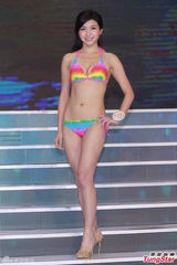 组图：港姐决赛前泳装亮相 上届冠军模拟戴后冠