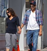 组图：库尼斯约会大方亲吻阿什顿秀甜蜜