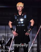 组图：韩国偶像组合神话15周年演唱会