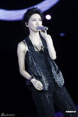 组图：莫文蔚分享恋爱经 宣布两月后国外办婚礼 