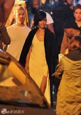 组图：蕾哈娜白纱长裙激凸 拍MV被烟熏敬业