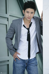 组图：张浩天户外写真展现阳光型男风范