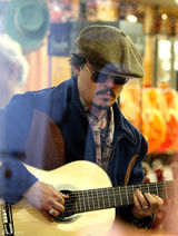 组图：型男约翰尼-德普外出买吉他穿着随意休闲