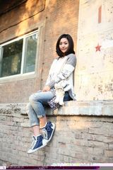 组图：张馨心可爱毛衫街拍展现简约清新范儿