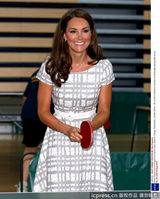 组图：哈利王子逗嫂子凯特王妃莞尔一笑