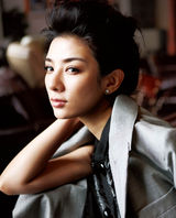 组图：黄奕慵懒复古造型登封面 风情演绎老上海