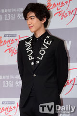 组图：金素妍宣传《需要浪漫》抹胸红裙性感