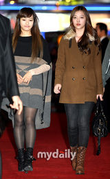 组图：张东健《武士》VIP首映 爱妻与众大腕助阵