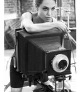 组图：茱莉黑白大片质感十足 转型知性不忘耍宝