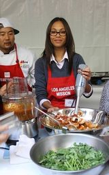 组图：金-卡戴珊感恩节下厨和妮基-希尔顿撞衫