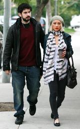 幻灯图集：克里斯蒂娜-阿奎莱拉挽手丈夫亲密逛洛城