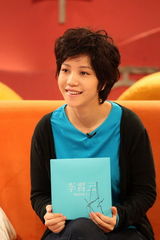 组图：李霄云做节目现场弹唱 曾觉得唱歌声音怪