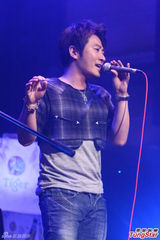 组图：孙耀威无酬义唱 用音乐力挺做公益