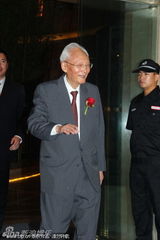 组图：晶刚南沙大婚 嘉宾手拎霍家回赠礼品离场