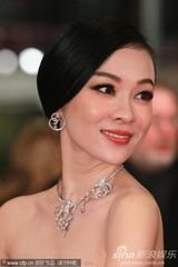 组图：霍思燕红裙现身电影节红毯 不惧严寒秀美背