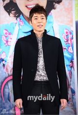 组图：李相烨等宣传新剧 洪秀贤超低胸秀事业线