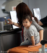 组图：蔡少芬携双女返港 行李超重逼疯辣妈