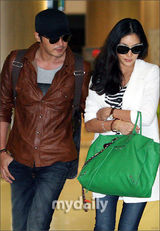 幻灯图：张东健高小英结束蜜月旅行　返回韩国