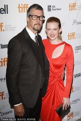 组图：《魔鬼绳结》首映 威瑟斯彭性感露乳沟