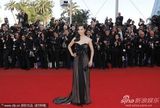 组图：李冰冰戛纳走秀长裙曳地露酥胸