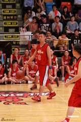 组图：群星红衣出席篮球赛 容祖儿李克勤又背又抱