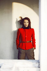 组图：韩晓红色质感写真展温暖笑容