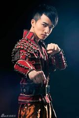 组图：许诺推古装造型写真英武帅气