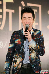 组图：庾澄庆花西装亮相北京 不改顽童本色