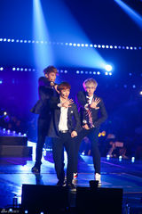 独家高清：GD胜利EXO等唱响StayG演唱会