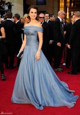 高清组图：奥斯卡红毯潘妮洛普-克鲁兹蓝色礼服