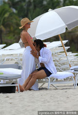 组图：球星法尔考海中爱抚娇妻 舔肚脐极度高调