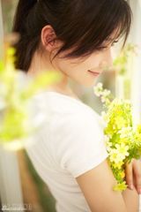 组图：袁姗姗夏日写真 清新白衣化身正能量女孩