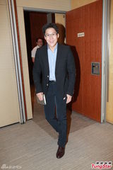 组图：霍启刚升级人父首现身 给媒体发喜饼