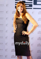 幻灯图：朱莉黑色抹胸裙优雅简约 韩国宣传新作 