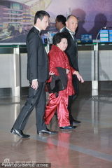 组图：晶刚HK婚礼 霍英东次子霍震寰携霍老太太入场