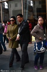 组图：昔日艳星彭丹穿制服现身英气十足