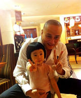 组图：54岁汤镇业4岁双胞胎女儿近照曝光