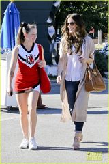 组图：凯特-贝金赛尔全家出游 女儿兔牙可爱青春靓丽