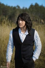 组图：何明翰文艺写真演绎率性清新气质男