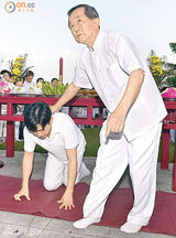 组图：梁朝伟泰国叩别白龙王眼眶泛红显哀伤