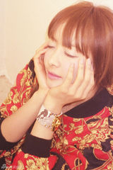 组图：f(x)宋茜甜美写真 出演维尼夫妇走红