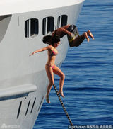 组图：卡戴珊携家人包游艇跳水度假 甘当摄影师