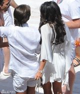 组图：F1总裁千金大婚奢靡派对 吻同性入水走光